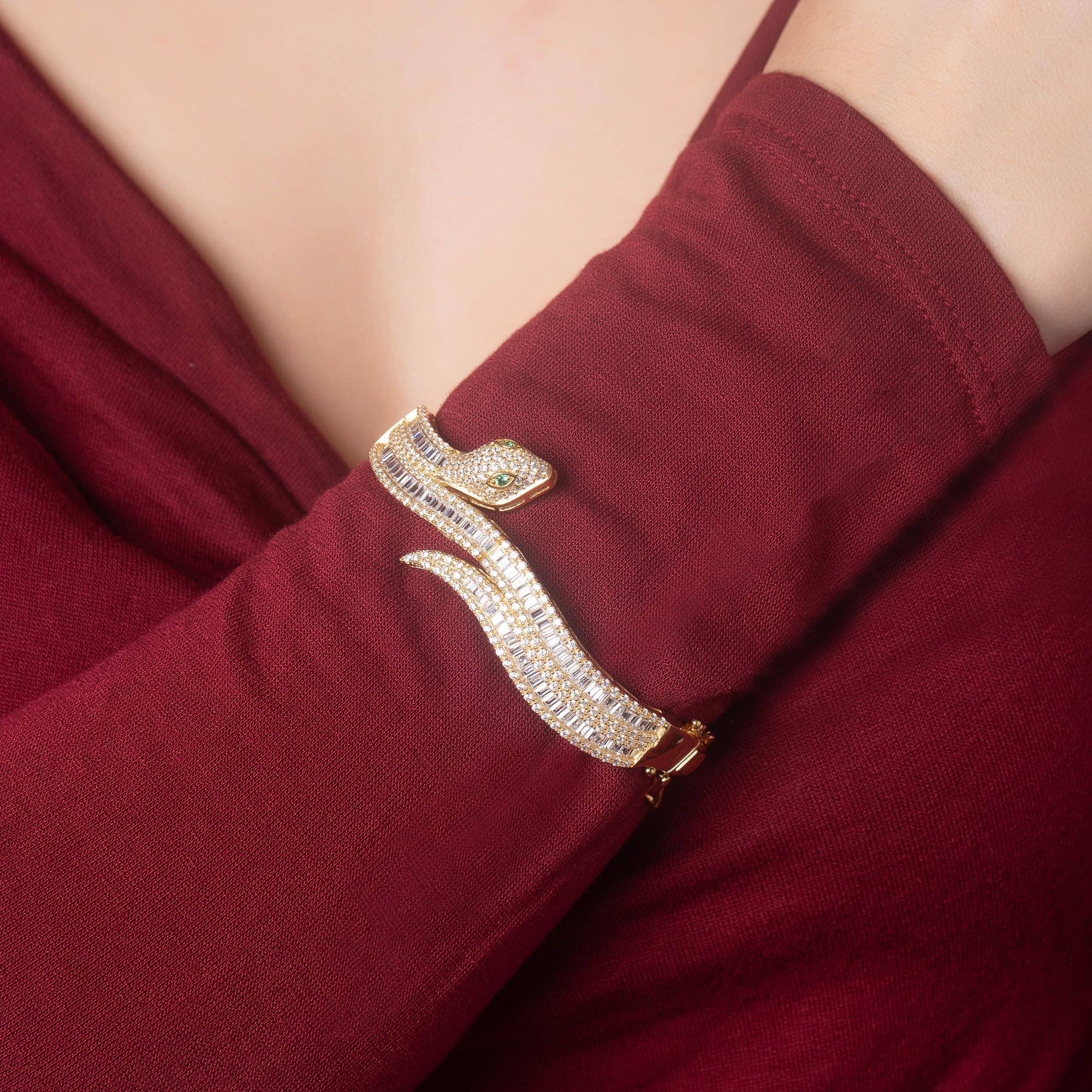 Pori Jewelry – wholesale Manschettarmband – 18K förgylld silverarmring med gnistrande ormmotiv och kubisk zirkonia1