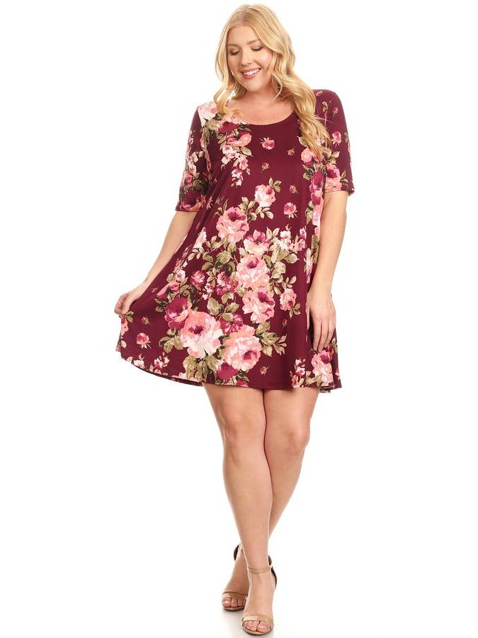 VIBE Apparel Co – wholesale Klänning - Dam – Plus mörk blommig borstad sväng klänning6