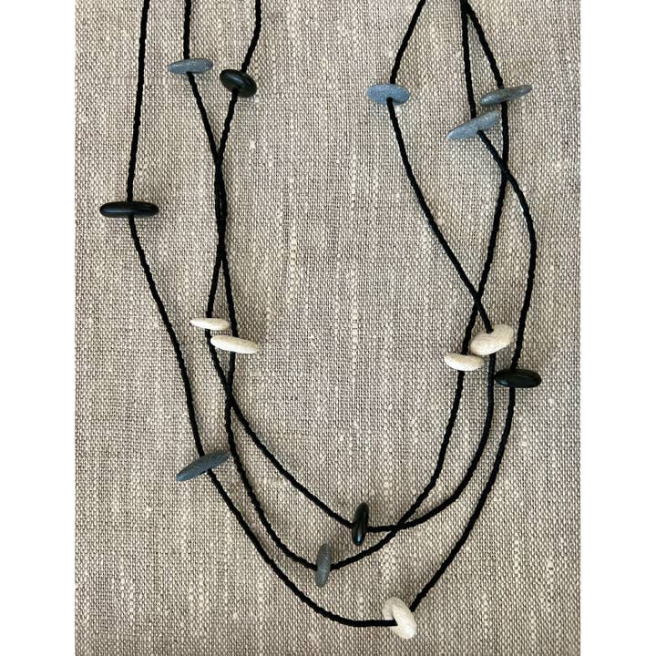 Colar de contas em Pedra Rio Preto, Cinza e Branco 78" por atacado de Betsy Bauer Studio