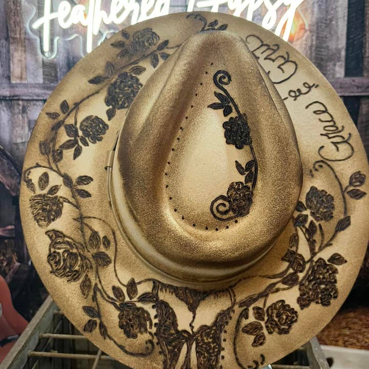 Feathered Gypsy Custom Hats and Boutique - Vendita all'ingrosso Cappello da cowboy - Donna - Grit and Grace Burned Rancher personalizzato4
