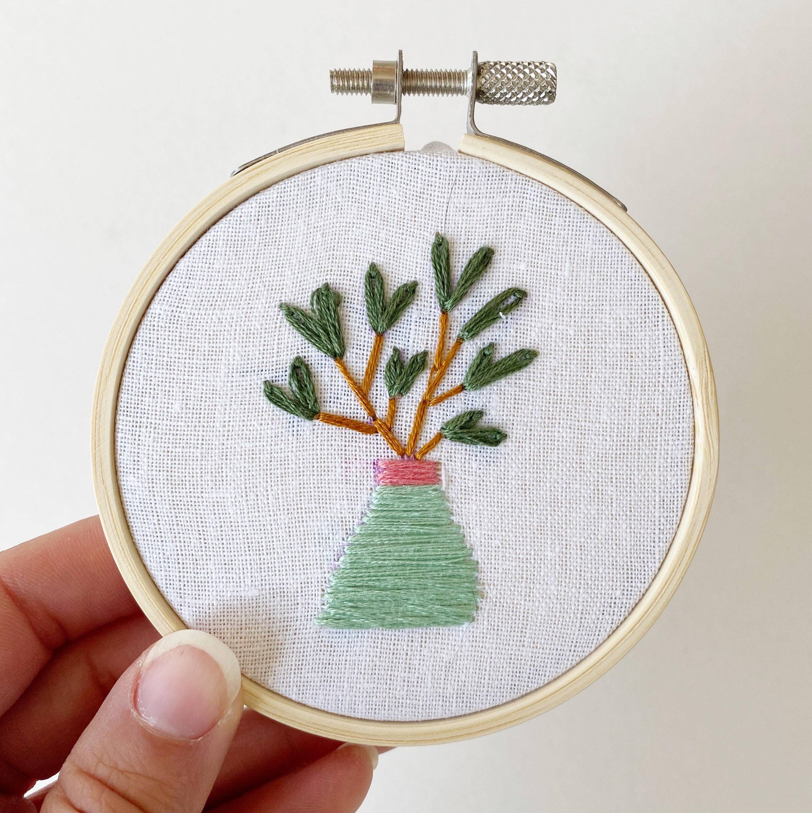 Islay's Terrace – wholesale Material för broderi/korsstygn – Överraskning Little Leafy Växt Broderi - 3" broderi1