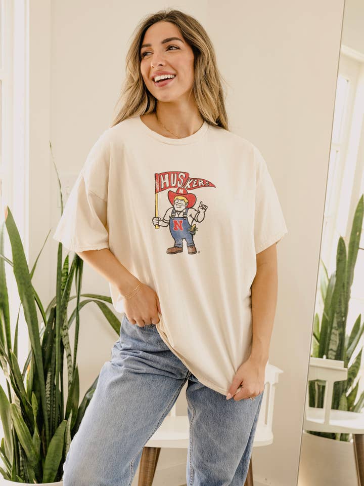 LivyLu - Wholesale Screen Printed T-Shirt - Unisex - Nebraska Huskers Mascot Flag Off White Thrifted Tee1