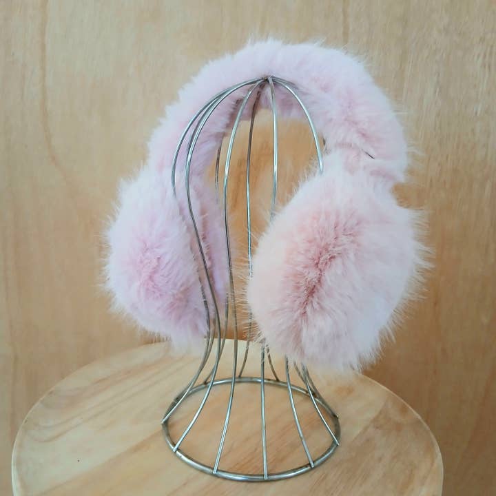 VOORBESTELLEN Klassieke Imitatiebont Oorwarmers EM1032 voor wholesale door Cinnamon Creations