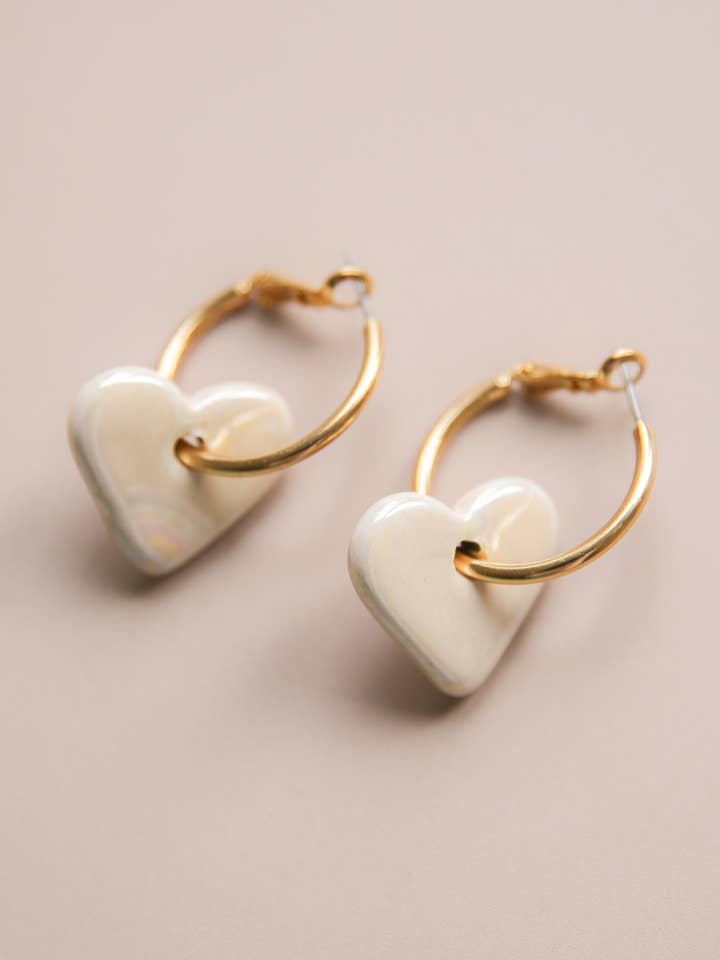 Boucles d'oreilles cœur crème pour la vente par Claudia Nabholz