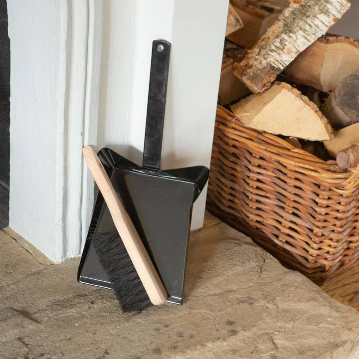 Rinkit Ltd - Wholesale Dusting Brush & Duster - Black Fireplace Dustpan & Brush Set - By Hammer & Tongs