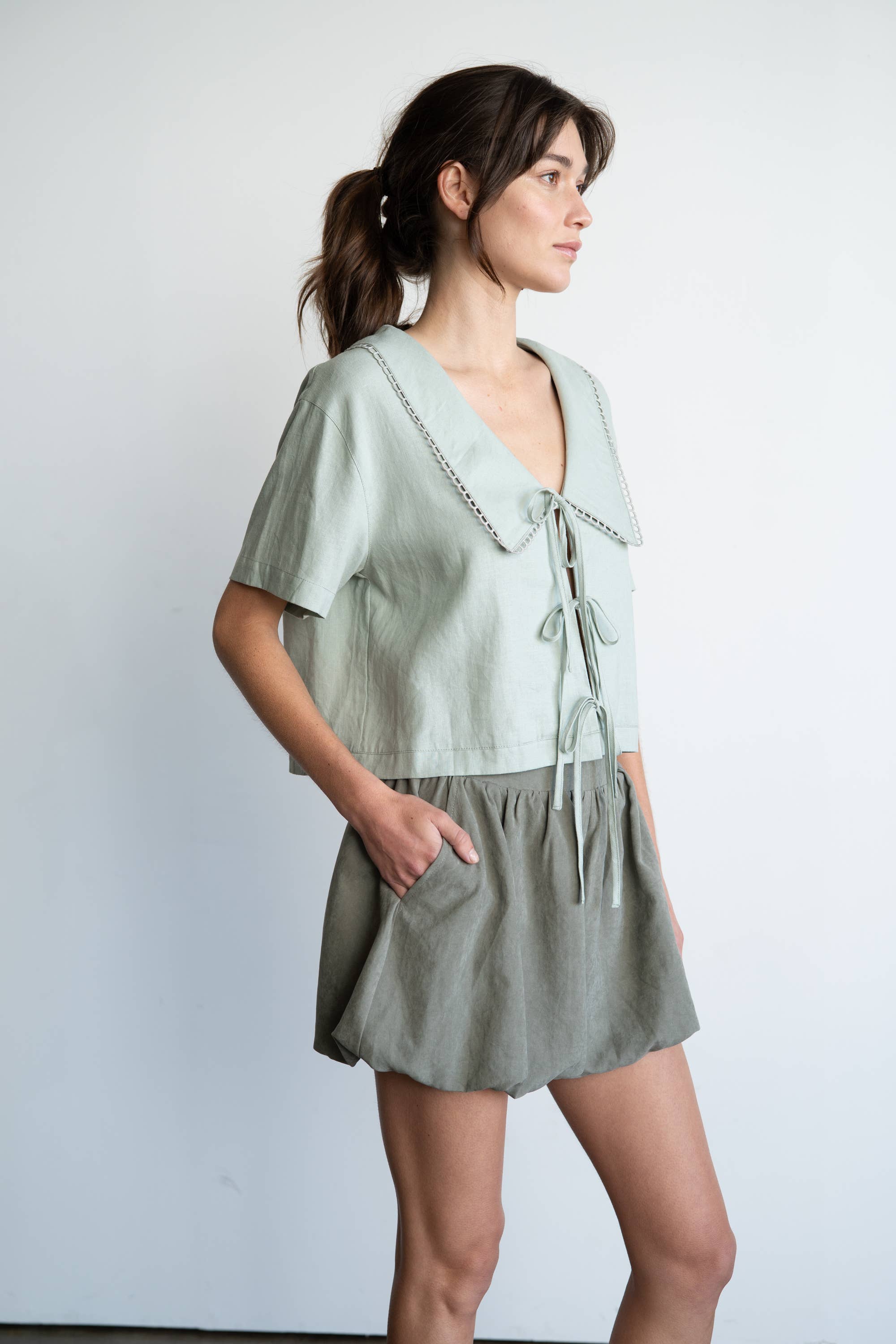 Salvia HERITAGE LACE BLUS MED KNYTBAND FRAMTILL för wholesale på Faire2