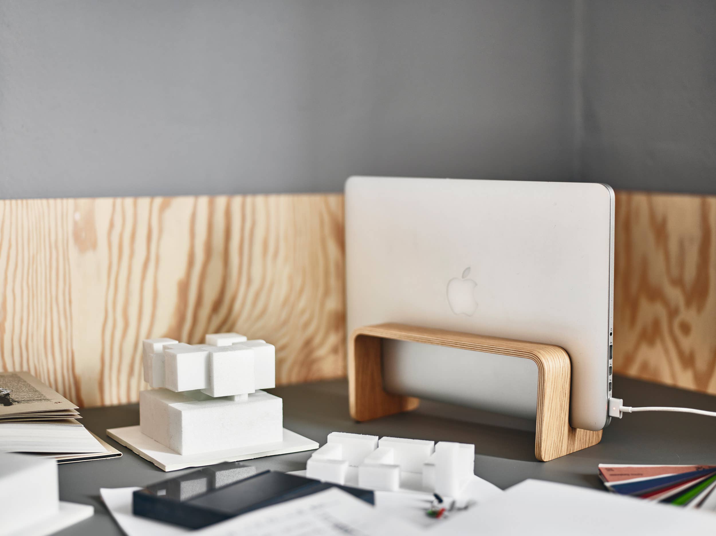 Foto Factory - Wholesale Desk Riser - Vertical MacBook Stand1