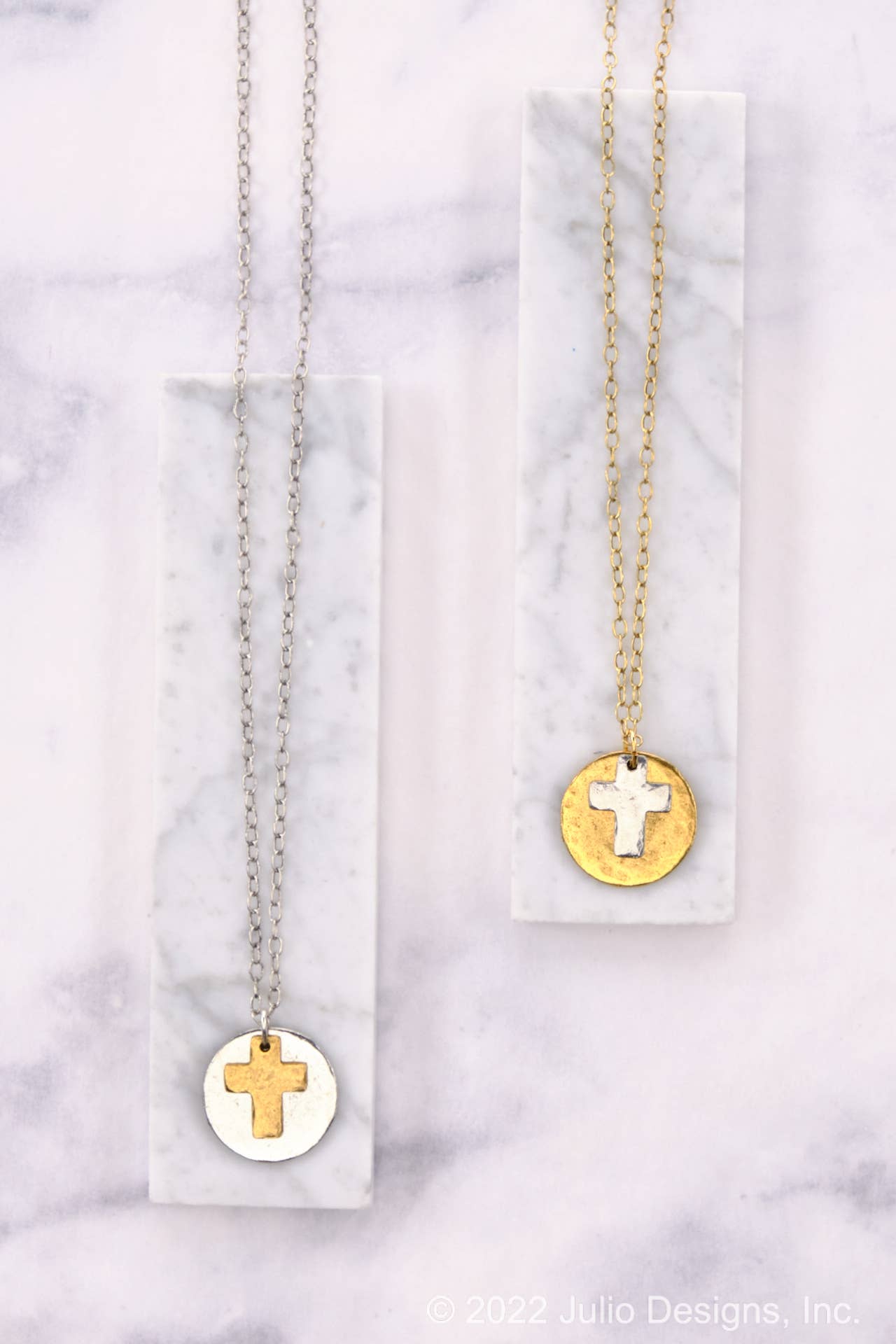 Julio Designs - Venta al por mayor Collares con colgantes/abalorios - Collar decorativo Beaufort con forma de disco martillado y colgante2