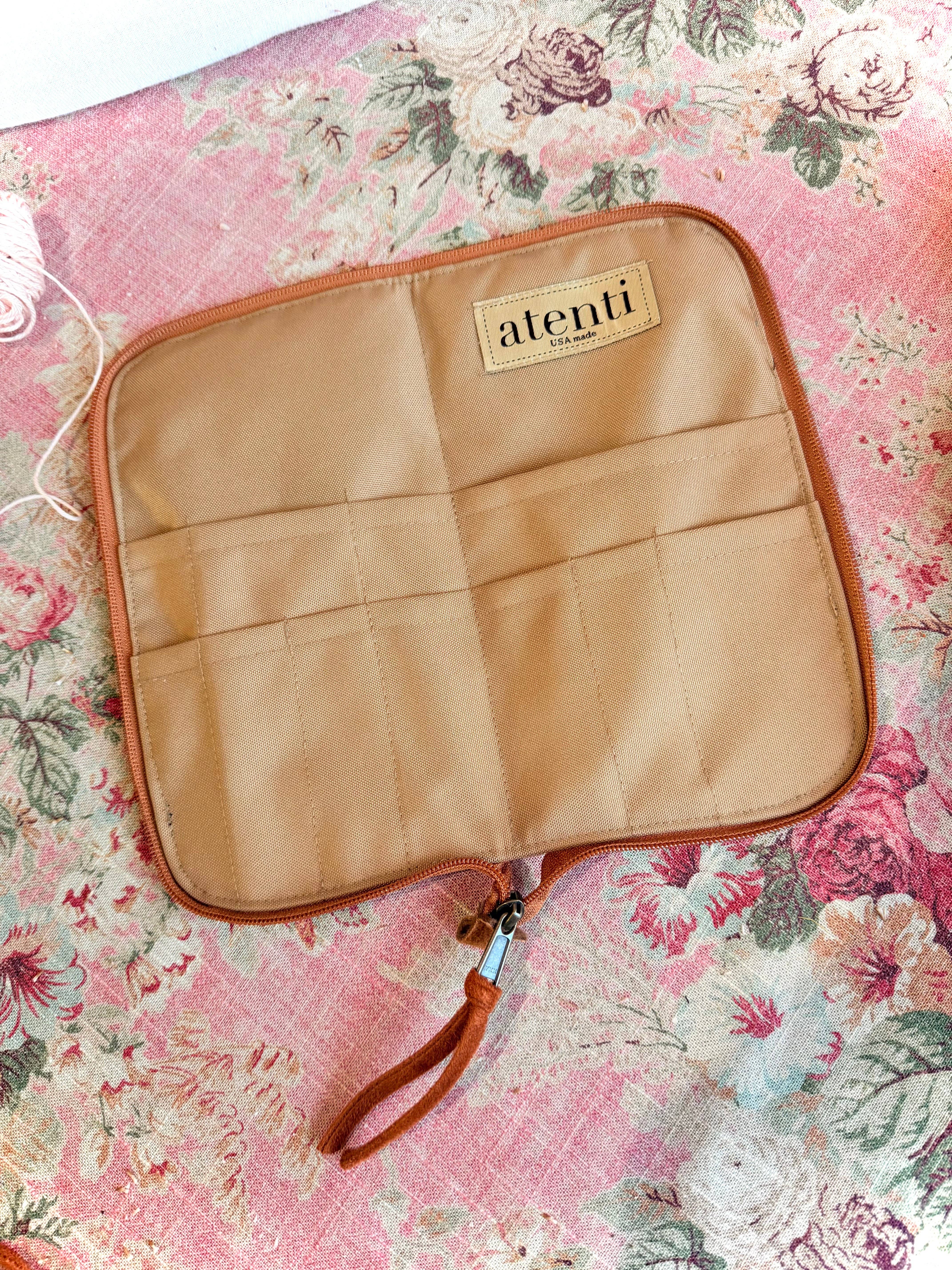 Atenti - Venta al por mayor Material para punto/ganchillo - Estuche Meadow para agujas y herramientas2