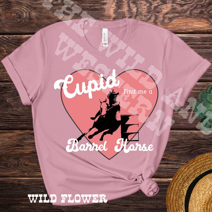 Cupid Trova un Cavallo da Barile per Me Maglietta Grafica di San Valentino per la vendita all'ingrosso da parte di The Wild and Western