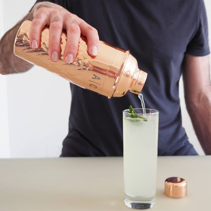 Gepersonaliseerde koperen cocktailshaker met ananasreliëf 1 voor wholesale door Becky Broome