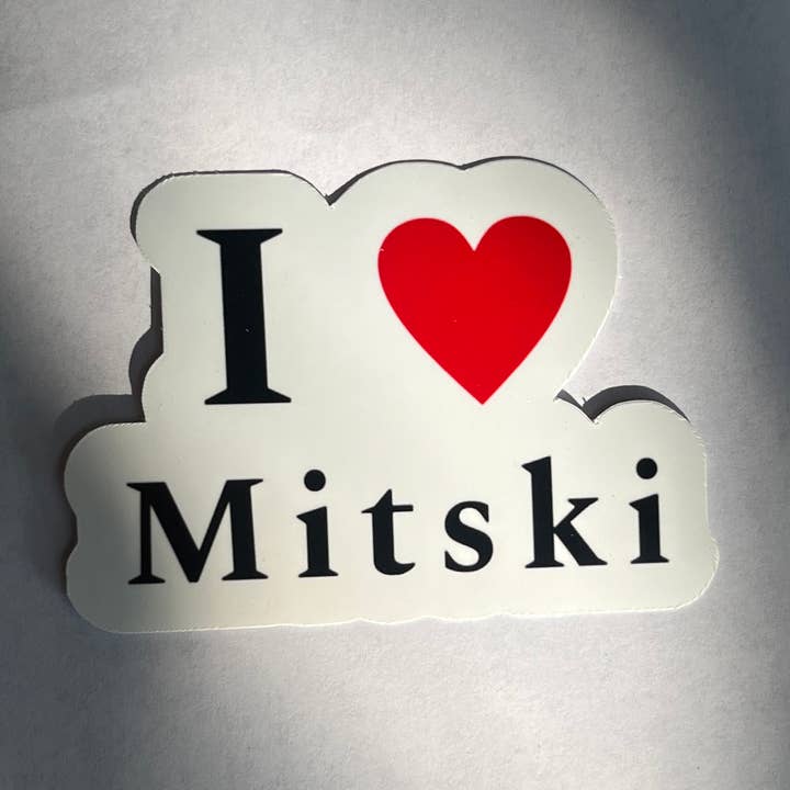 Literary by Ava - Vendita all'ingrosso Adesivo - Adoro l'adesivo ritagliato a bacio di Mitski Glitter o Matte0