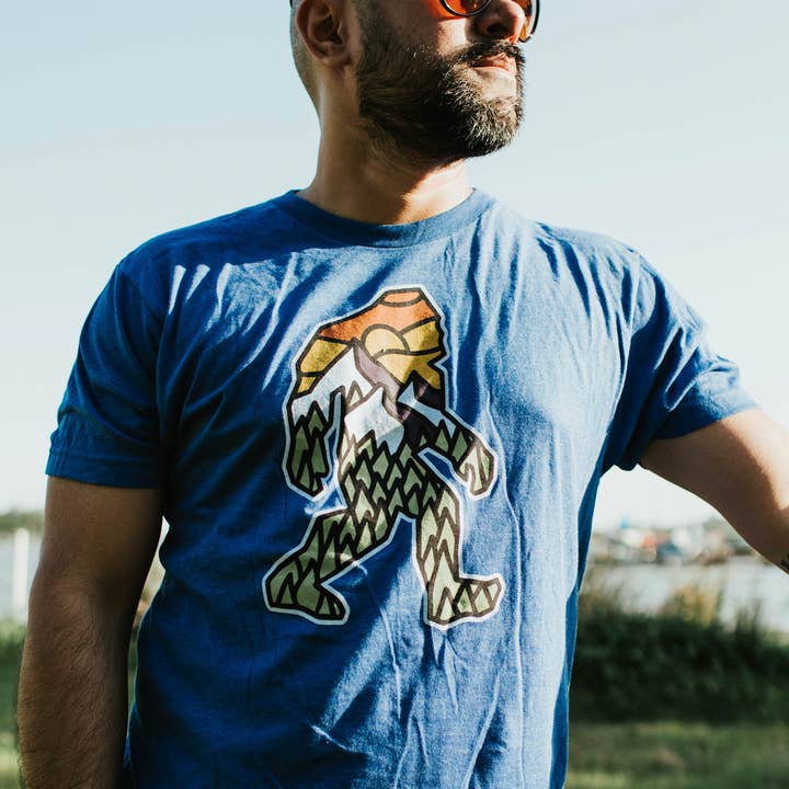 T-Shirt Yéti pour la vente par Atomicchild