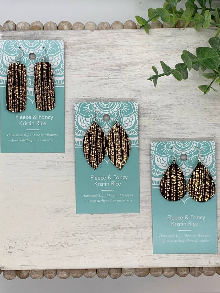 Mini brincos de couro preto feitos à mão com chuva de ouro rosa por atacado de Fleece & Fancy