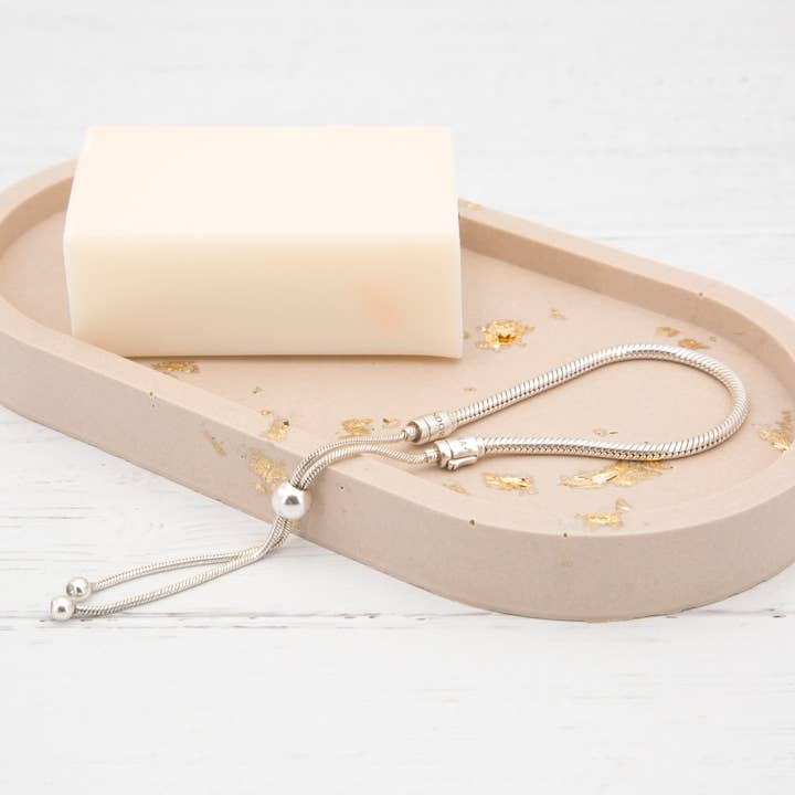 Plateau ovale en Jesmonite fait main - Pierre avec feuille d'or pour la vente par Eco Homeware Studio