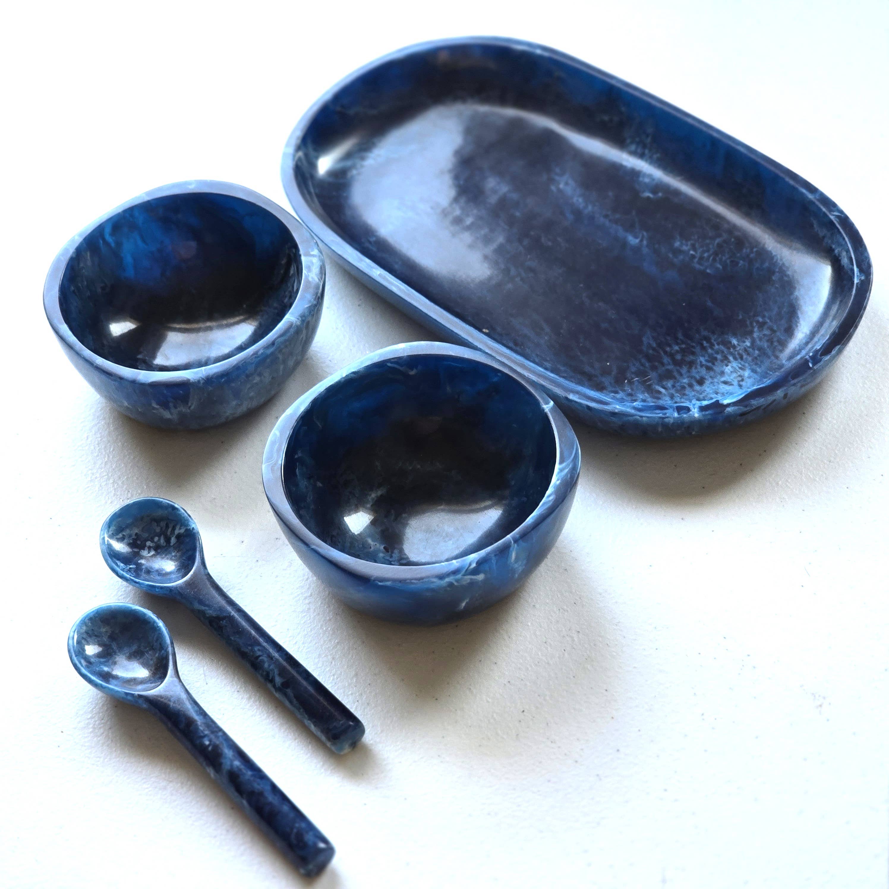 Gibb & Daan – Engroshandel Serveringsbakke – Lille serveringsbakke med 2 skåle og skeer - Håndhældt harpiks13