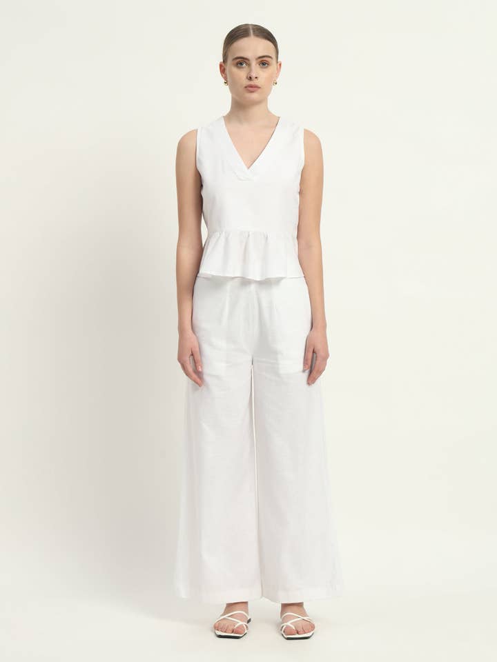 Ensemble assorti de pantalons - Posh Peplum en lin blanc pour la vente par Thevasa