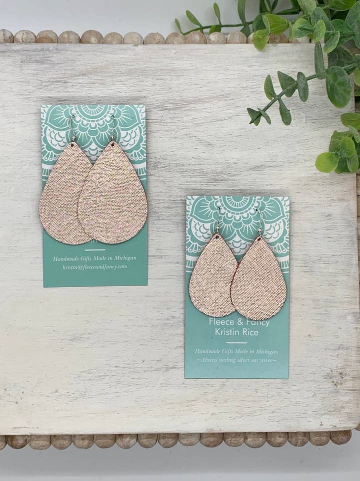 Boucles d'oreilles en cuir Saffiano en or rose faites main pour la vente par Fleece & Fancy