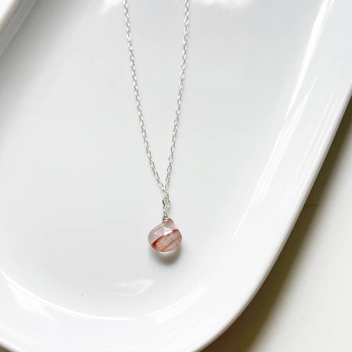 Collier solitaire en forme de larme | Quartz fraise | Sterling pour la vente par Champagne on a Wednesday