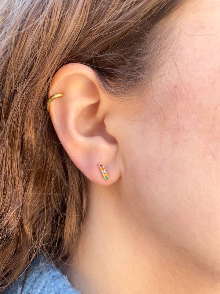 Brincos Mini Pave Dourados Rainbow Sparkle Bar por atacado de Pip & Co.
