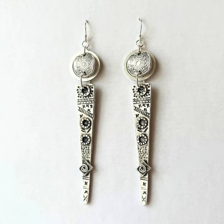 Sølv trekantmønt øreringe for engroshandel hos Wood + Feather Designs