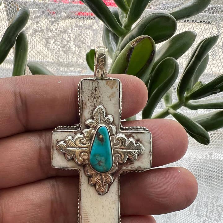 Colgante de Cruz Tallada en Hueso con Turquesa Natural para venta al por mayor de GTG Gems Corp