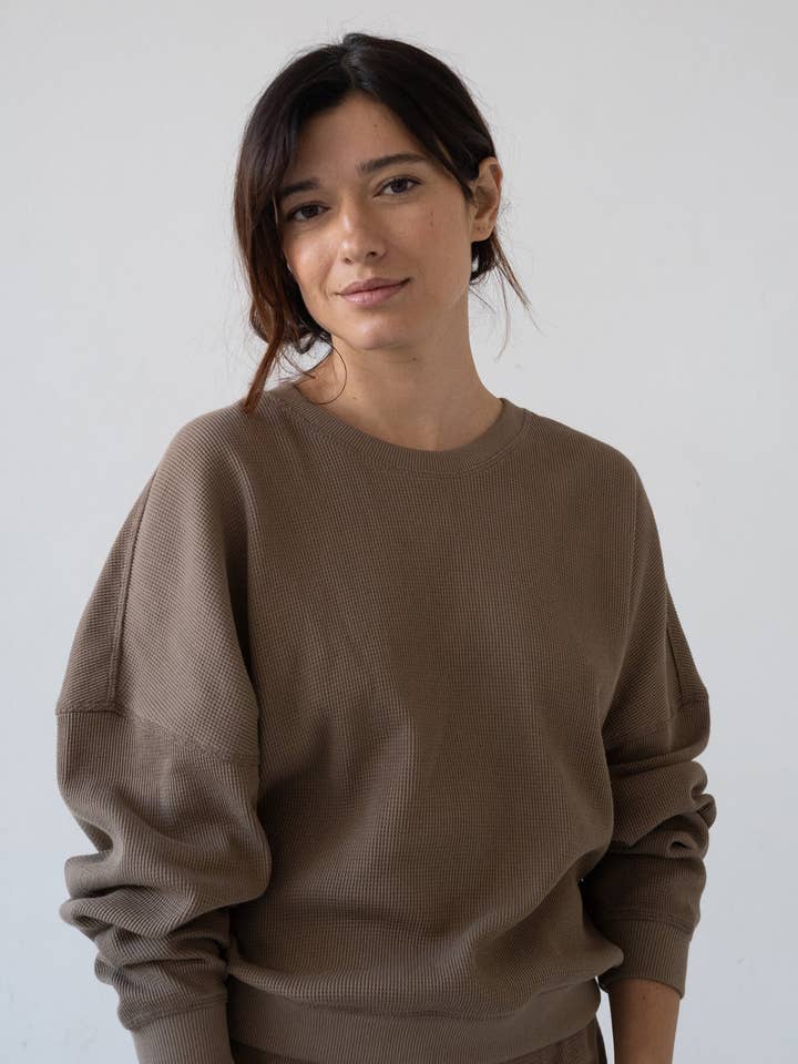Helmut oversized vaffel sweatshirt i brun for engroshandel hos Tiralahilacha