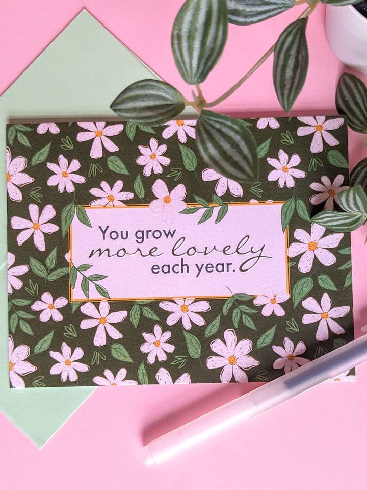 Du blir mer härlig varje år blommigt födelsedagskort för wholesale av Laura Jane Kirton