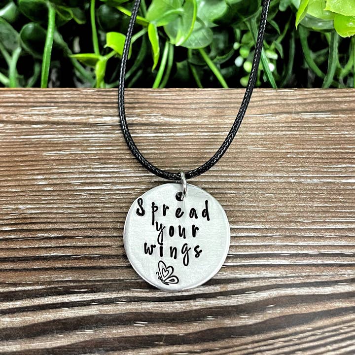 Spreid je vleugels vlinder handgestempelde ketting voor wholesale door Handmade by Marlayna
