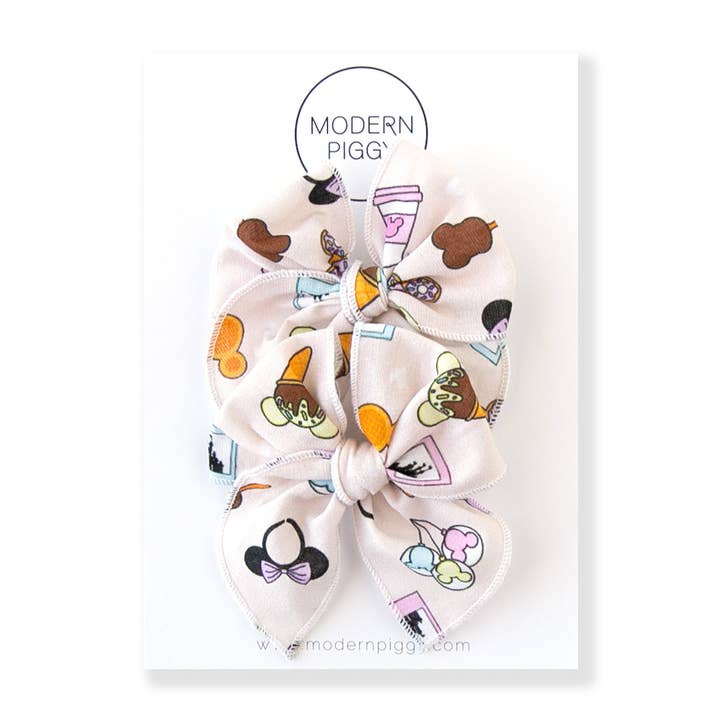 Trolley Treats | Ensemble en queue de cochon - Petit nœud de fête pour la vente par Modern Piggy