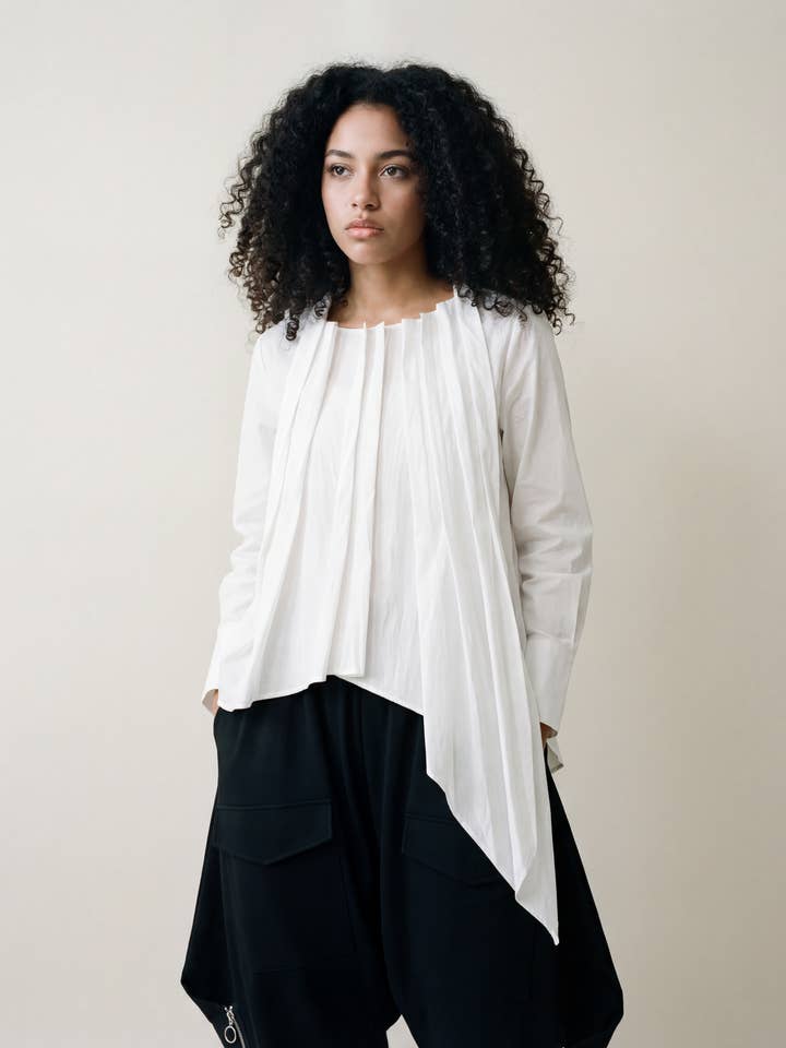 Blusa a pieghe asimmetrica per la vendita all'ingrosso da parte di Simple Moderne