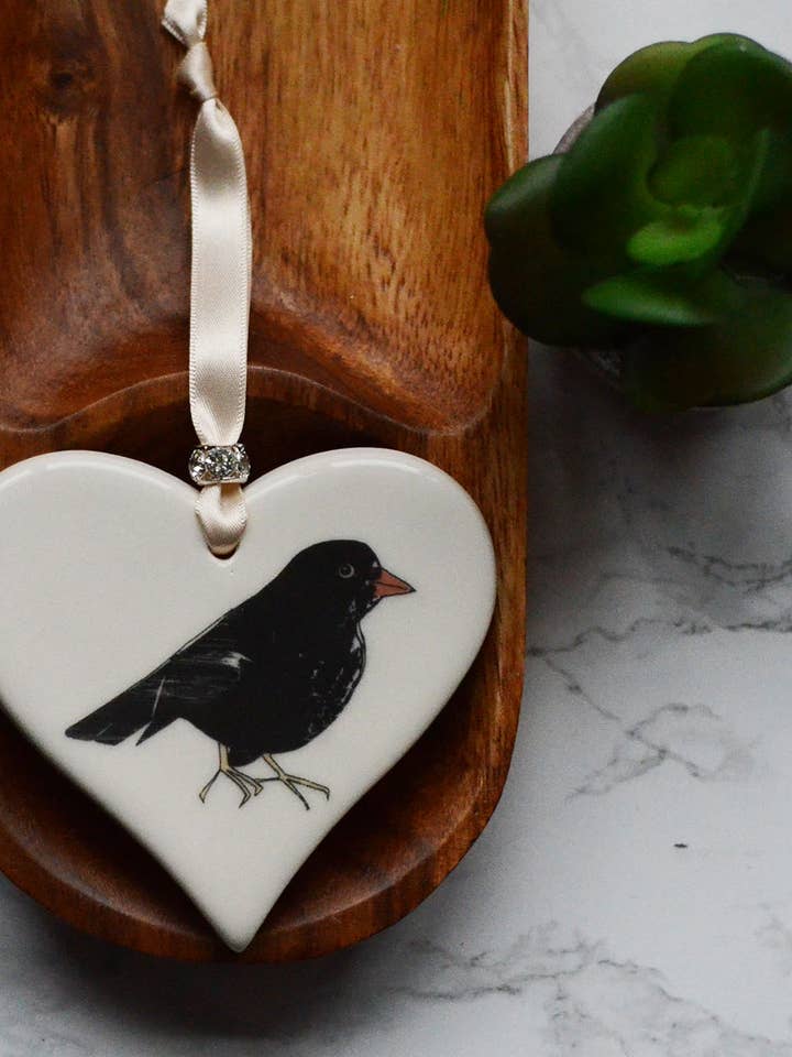 Coeur en céramique Black Bird pour la vente par Dimbleby Ceramics