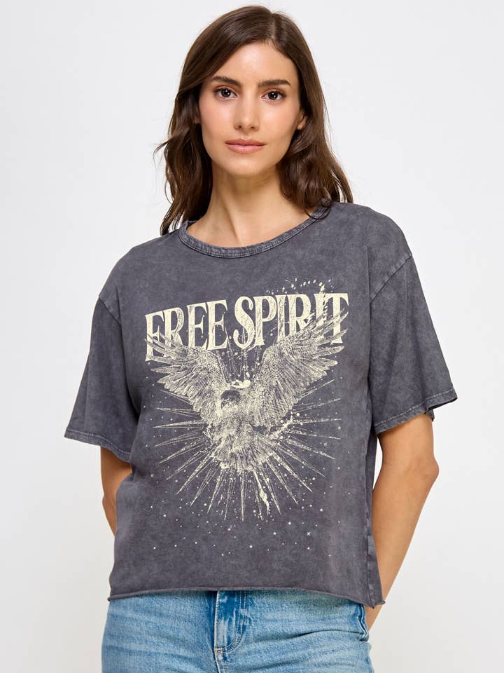 T-shirt graphique court long délavé aux minéraux Free Spirit Eagle pour la vente par Honestee