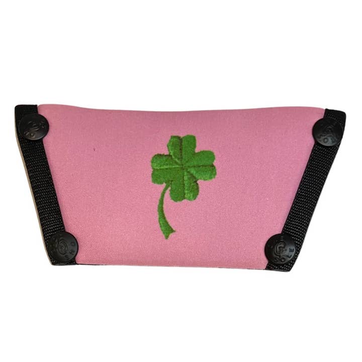St Pat Lucky Clover sur fond rose pour la vente par Onesole