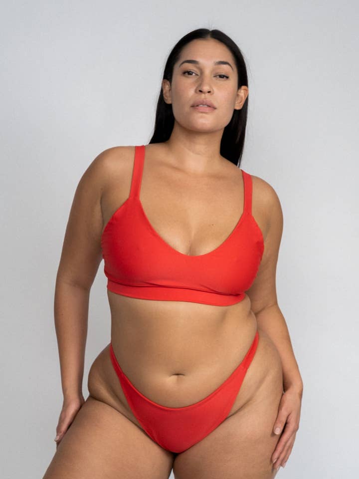 Bas Lucy//Rouge pour la vente par THE SALTWATER COLLECTIVE