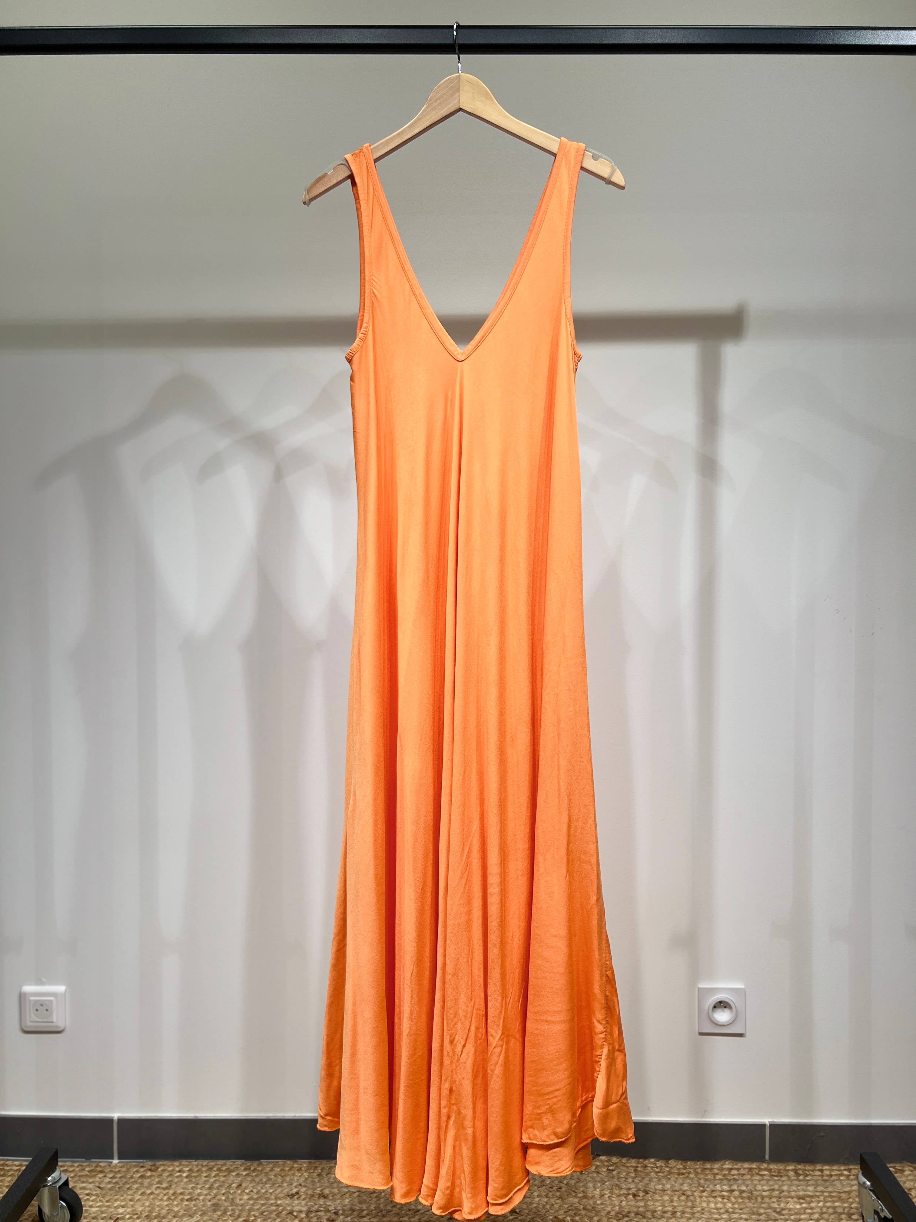 L'Emotion – Großhandel Kleid – Damen – Maxikleid mit V-Ausschnitt und breiten Trägern16