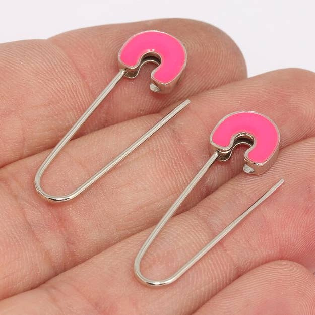 Breloque épingle de sûreté émaillée rose plaquée rhodium 9x35mm, MLS305 pour la vente par QueenJewelryM