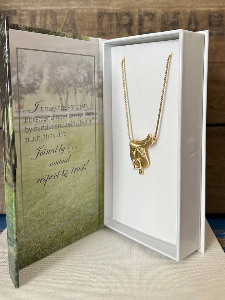 Engelsk sadelhalskæde smykke for engroshandel hos Carol Young Silver