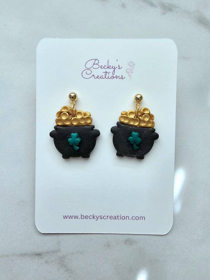 Pot met gouden oorbellen | Sieraden van polymeerklei | St Patricks voor wholesale door Beckys Creations