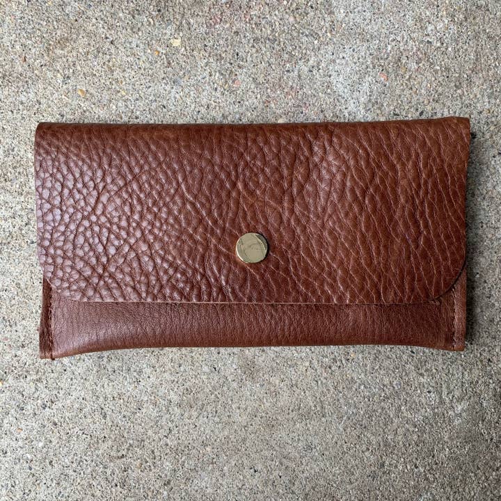 Chestnut Buttery Soft Pebbled Læder Telefon Tegnebog for engroshandel hos Wild Sky Leather