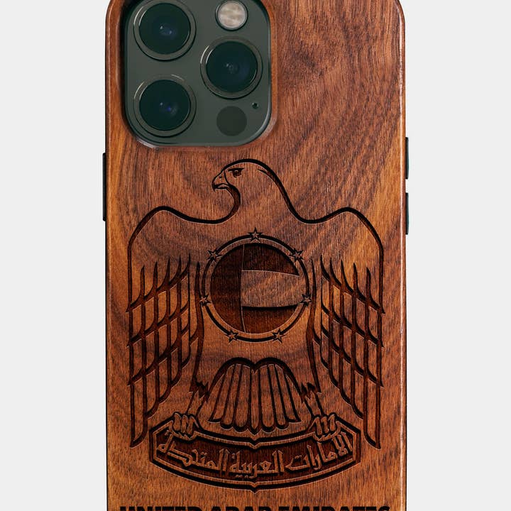 Coque iPhone personnalisée avec emblème des Émirats Arabes Unis - Coques iPhone nationales des Émirats Arabes Unis en bois sculpté pour la vente par Engraved In Nature