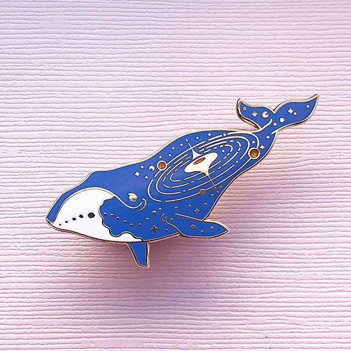 Alum and Ink - Vente Épinglettes/boutons - Épinglette Quasar en forme de baleine boréale (World Eater)1