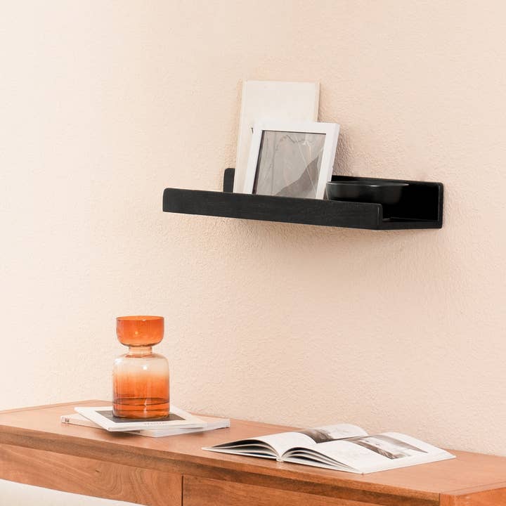 Estantería flotante de pared Max de madera maciza negra para venta al por mayor de MH London