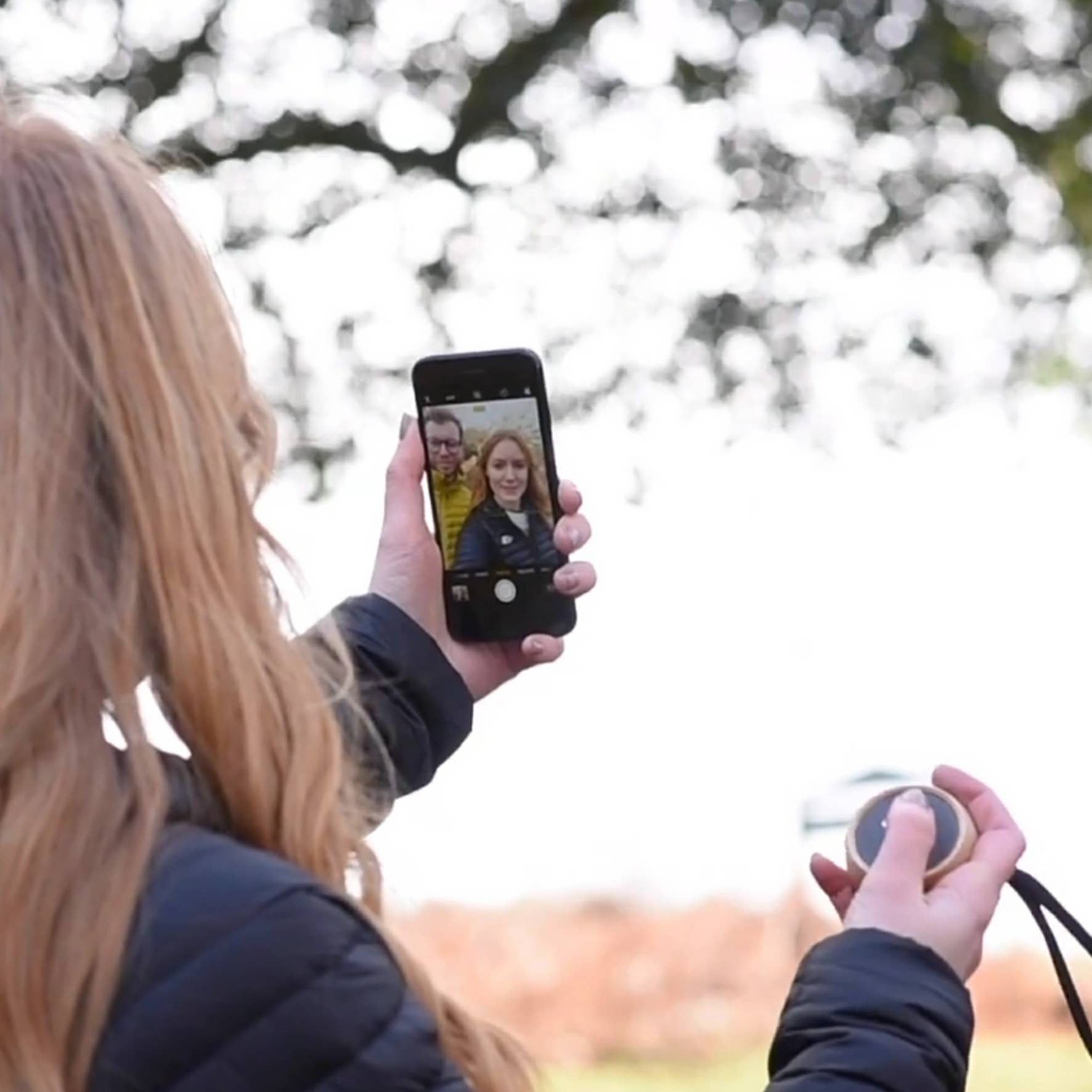 Gingko Design - Vente Haut-parleurs - Haut-parleur Bluetooth Tumbler Selfie en bois de noyer naturel14