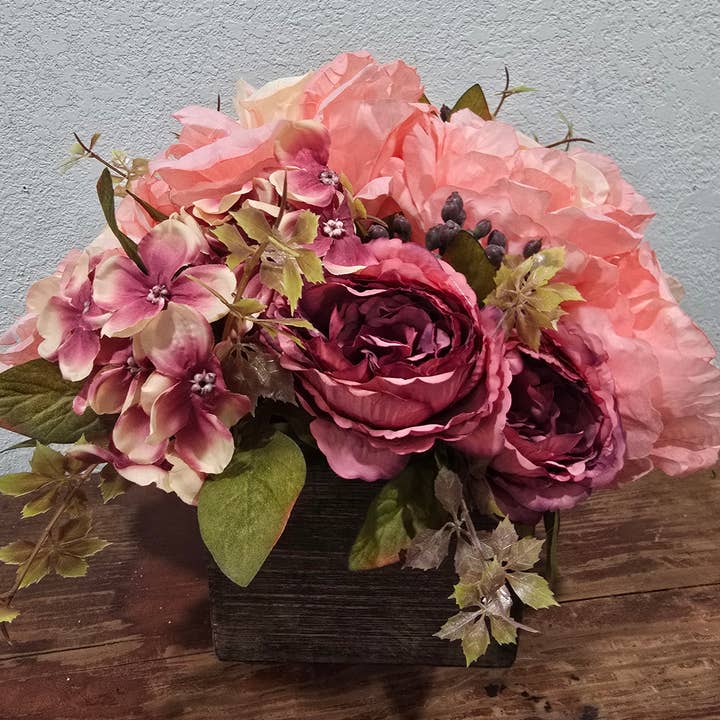 Rozen en Hortensia Middelpuntstuk voor wholesale door An Array of Wreaths, LLC