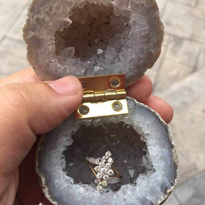 The Crushed Crystal – Organizador/caixa de joias por atacado – Caixa de anel de geodo cinza natural - caixa de geodo grande - caixa druzy - proposta secreta - ideias de propostas - anel de noivado7