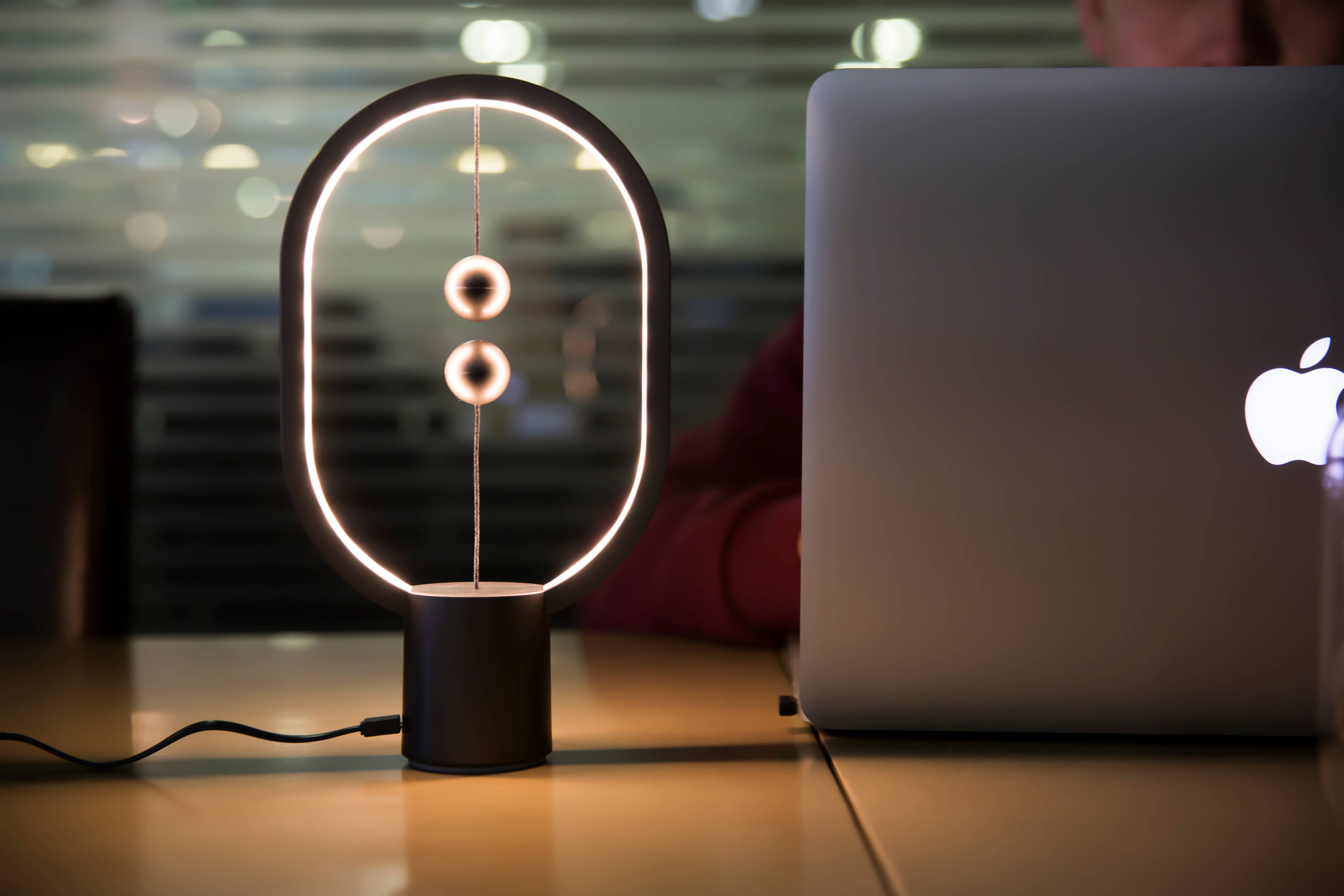 Allocacoc DesignNest – Großhandel Akzent-/Schreibtischleuchte – Heng Balance Lampe Ellipse, Kunststoff, USB-C, regulär und klein17