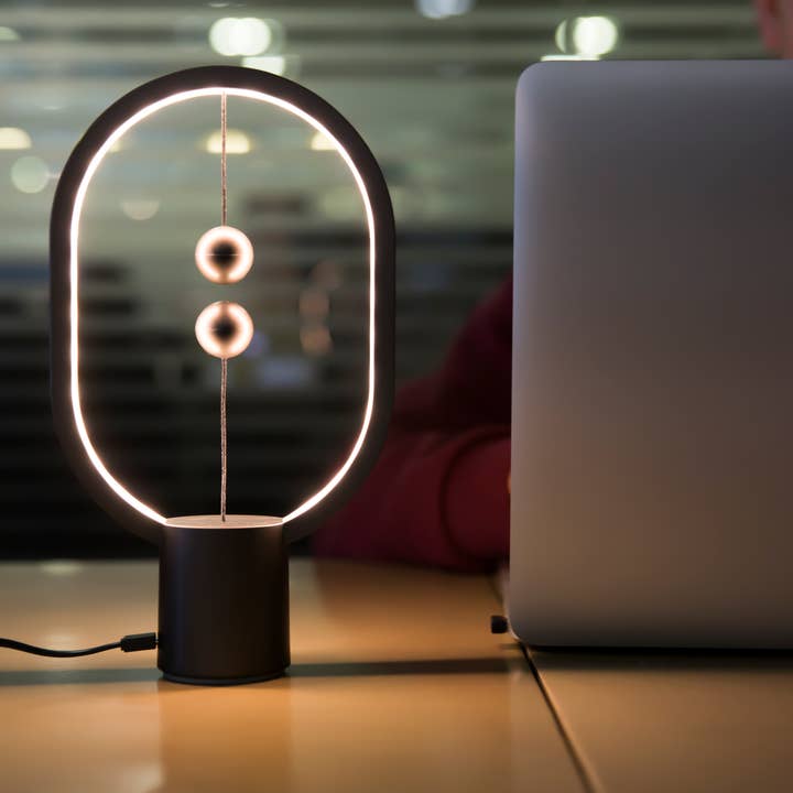 Allocacoc DesignNest – Großhandel Akzent-/Schreibtischleuchte – Heng Balance Lampe Ellipse, Kunststoff, USB-C, regulär und klein17