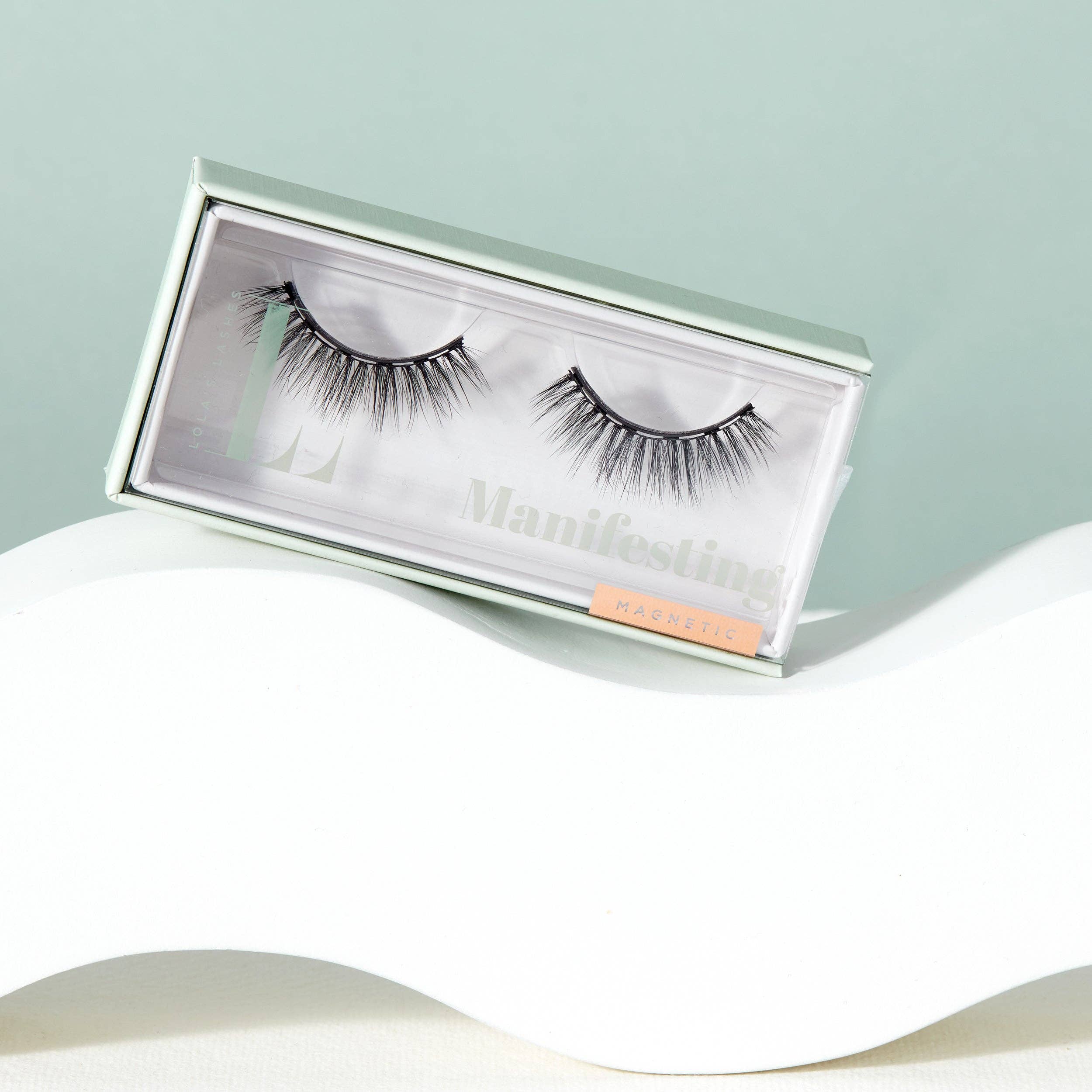Cils magnétiques manifestants pour la vente par Lola's Lashes