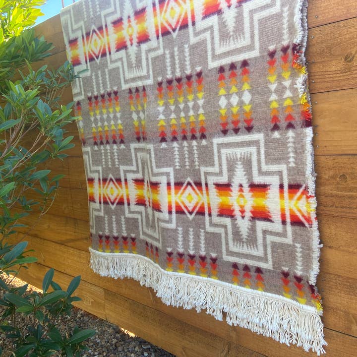 Little Amigos South America – wholesale Throw blanket – Cotacachi Fire 100% Wool Blanket1